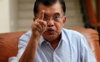 Bagi sembako pekerjaan camat. Mantan Wakil Presiden Jusuf Kalla menyampaikan itu menanggapi presiden jokowi yang bagi-bagi sembako di depan istana