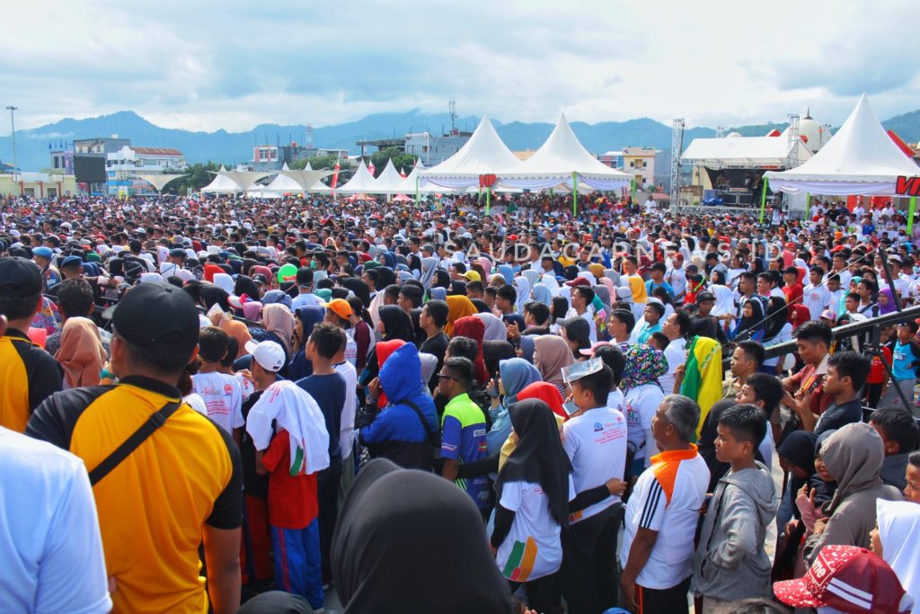 Puluhan Ribu Warga Padati Pantai Manakarra Sulbar