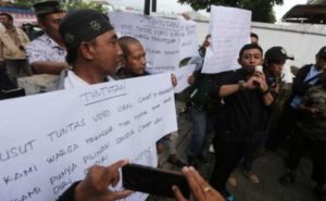 Pengunjukrasa Kawal Pemeriksaan Camat di Bawaslu Sulsel