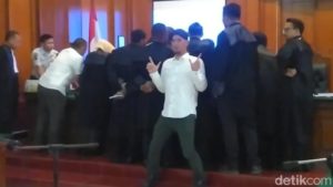 Ahmad Dhani Tebar Salam Dua Jari di Persidangan
