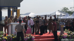 Terobos Paspampres, Ibu Ini Pingsan di Depan Jokowi