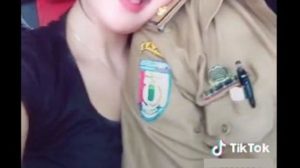 Oknum Pejabat Bermesraan di Dalam Mobil