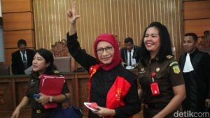 Ratna Sebut Salam Dua Jari Simbolnya