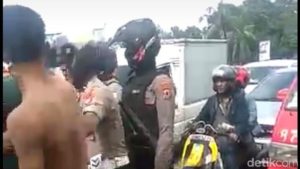 Di Makassar, Demonstran Pukul Polisi