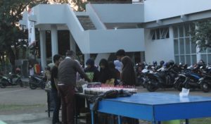 Begini Keuntungan Mahasiswa Penjual Takjil di Depan Kampus UIN Samata