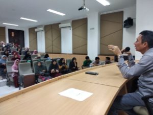 Prodi HES UIN Alauddin Makassar Gelar Kuliah Umum Jurnalisme  Online