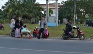 Jualan Takjil Untuk Galang Dana Inagurasi