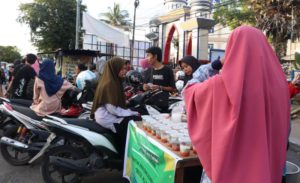 Mahasiswa Unismuh Makassar Jualan Takjil di Depan Kampusnya