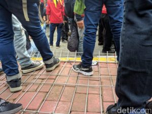 Polisi – Massa Saling Dorong, Ini Akibatnya