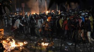 Massa Rusak Pos Polisi