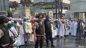 Ulama FPI Bantu Polisi Halau Massa di Slipi