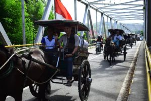 Siarah ke Makam Ulama Penyebar Islam di Pambusuang Polman Sulbar Pakai Bendi
