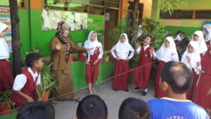 Hari Anak Nasional, Murid SDN Borong Bawa Mainan ke Sekolah