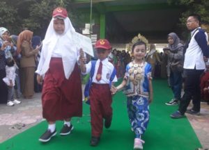 Murid Baru SDN Kompleks Sambung Jawa Disambut Tari Padduppa