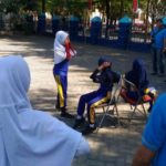 Sejumlah murid SD Negeri Borong meriahkan jalan santai Hari Bhakti RRI yang diadakan Lembaga Penyiaran Publik RRI Makassar