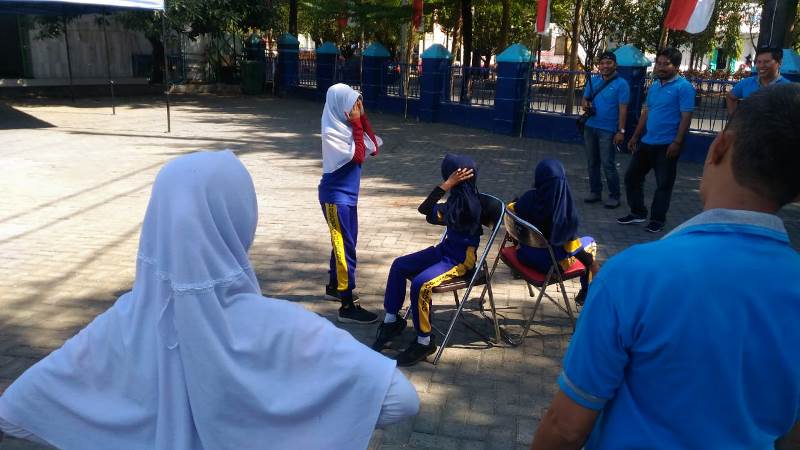 Sejumlah murid SD Negeri Borong meriahkan jalan santai Hari Bhakti RRI yang diadakan Lembaga Penyiaran Publik RRI Makassar