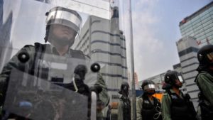 Tegang! Pendemo-Polisi Hongkong Berhadap-hadapan