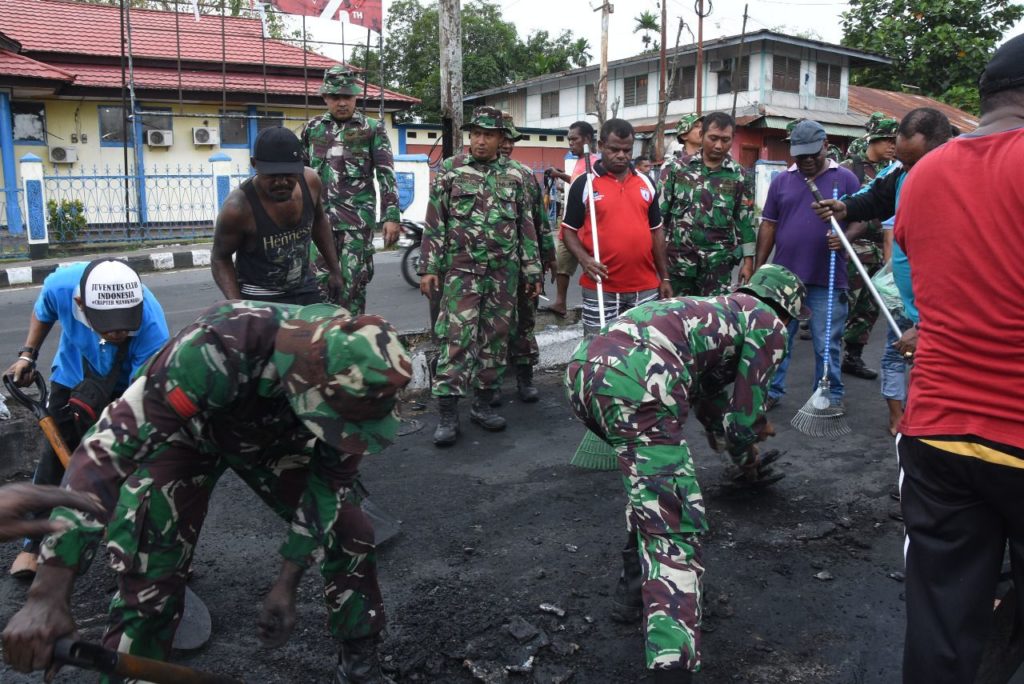 Warga dan Petugas Bersih-bersih Sisa Kerusuhan Manokwari