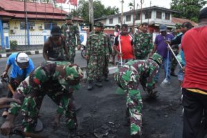 Warga dan Petugas Bersih-bersih Sisa Kerusuhan Manokwari