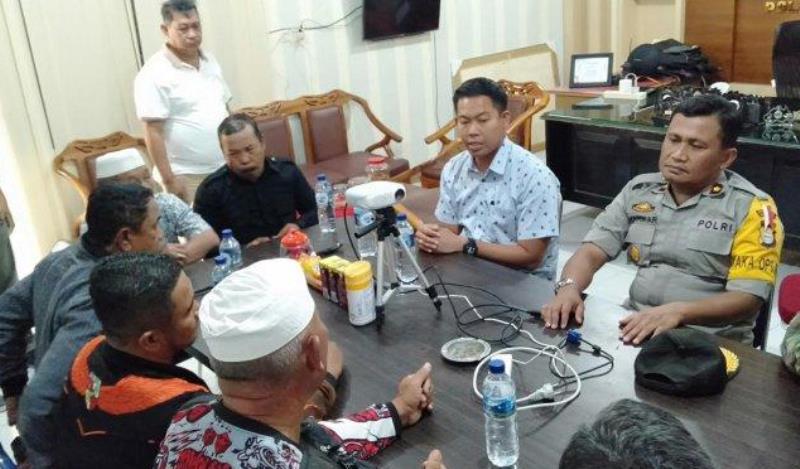 Perwakilan pengunjuk rasa dan keluarga korban dugaan pencabulan melakukan audiens dengan Kasat Reskrim dan Wakapolres Jeneponto. (Foto : Ist)
