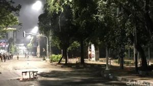 Massa Lempar Molotov Ke Polisi