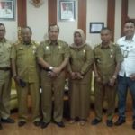 Pelaksana tugas Kadis Pendidikan Sulsel dukung Muliono Caco jadi ketua PGRI Sulawesi Selatan dalam sebuah pertemuan penuh canda