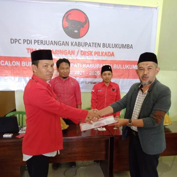 Letkol Imran yang akrab dengan sapaan Tantarayya ambil formulir pendaftaran balon Bupati Bulukumba di PDIP Bulukumba.