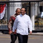 Mantan Ketua Mahkamah Konsitusi Mahfud diminta jadi menteri oleh Presiden Jokowi menjelang pengumuman kabinet.