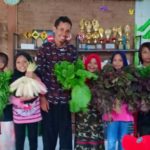 Andi Pratiwi, murid kelas 4 SD Negeri Borong, Makassar, semringah ketika menerima hadiah seekor ayam. Itulah cara RHD Edukasi Murid SD.
