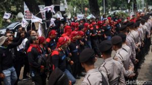 Ribuan Buruh Kepung Kantor Kemenaker Tuntut UMP Naik 15 Persen