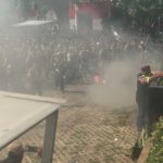 Pendemo bakar traffic cone depan KPK (Komisi Pemberatasan Korupsi) dan terlibat aksi saling dorong dengan polisi