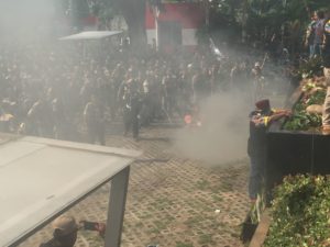 Pendemo Bakar Traffic Cone Depan KPK