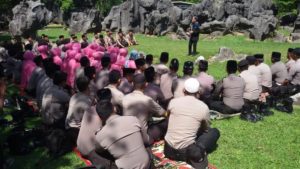 Ustad Maulana Beri Siraman Rohani Personel Polres Maros