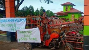 Sembilan Bulan Tak Digaji, Petugas Kebersihan Parepare Lakukan Ini