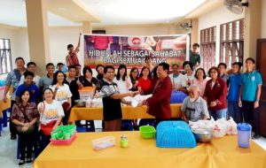 Alumni Smakara Makassar Bagi Paket Makanan