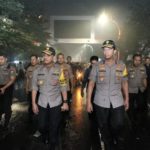 Kapold hujan-hujan bersama pejabat utama Mapolda Sulsel mengecek pos pengamanan di malam pergantian tahun 2019-2020, Selasa 31/12/2025).