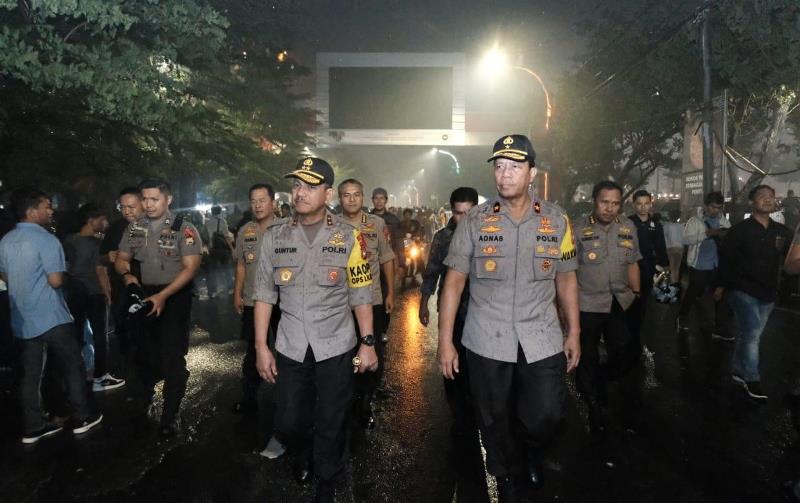 Kapold hujan-hujan bersama pejabat utama Mapolda Sulsel mengecek pos pengamanan di malam pergantian tahun 2019-2020, Selasa 31/12/2025).