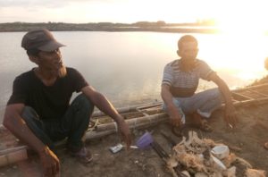 Mengintip Keindahan Alam Lampeso Dan Giat Petambak Udang Windu Di Kala Senja (2)