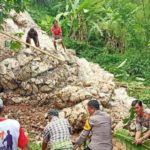 Polisi bersama warga kerja bakti bersihkan material longsor di jalan poros Malimbong - Lemo Menduruk, Malimbong Balepe, Tana Toraja