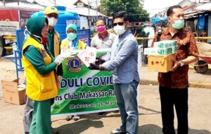 Lions Club Makassar Rajawali Bagikan Ribuan Sarung Tangan dan Masker Gratis