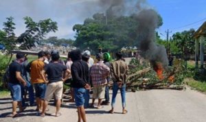 Massa Di Samata Gowa Adang Ambulans Pengakut Jenazah Terpapar Covid-19