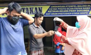 TP PKK Luwu Timur Berbagi Masker Di Hari Kartini