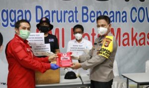 Kapolda Sulsel Serahkan 1000 Alat Rapid Tes Covid-19 ke PMI dan IDI Makassar