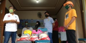 IKM Parepare Bagi Sembako di Makassar