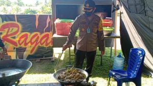 Kapolres Lutra Memasak Di Dapur Umum Mako Brimob Baebunta