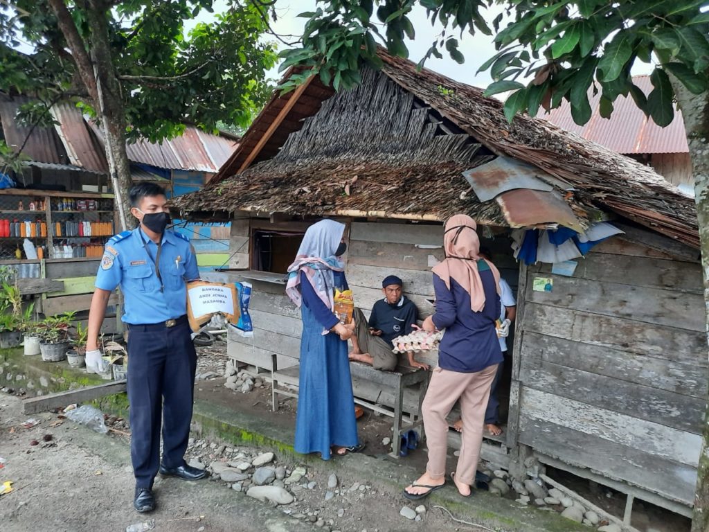 Bandara Andi Jemma Masamba Bagi Paket Bantuan Kepada Kaum Dhuafa