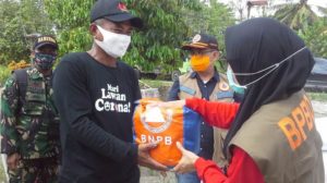 Bupati Lutra Serahkan Bantuan Untuk Korban Banjir Sungai Rongkong