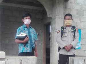 Bhabinkamtibmas Bagikan Injil Pada Warga Di Rongkong Lutra