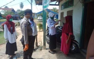 Kades Bakka Lutra Bagi Masker ke Warga