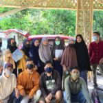 Belasan anak muda yang berhimpun dalam Komunitas SIKAMASEANG Bontobahari Bulukumba berbagi sembako yang terdampak pandemi Corona